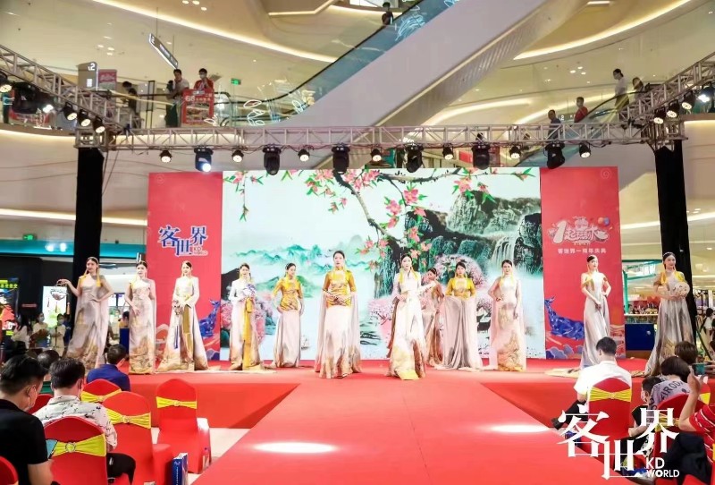 �ݳ��߻���˾,С�����ֶ��赸�ӿ�ҵ��ʨ���� ��ģ��������